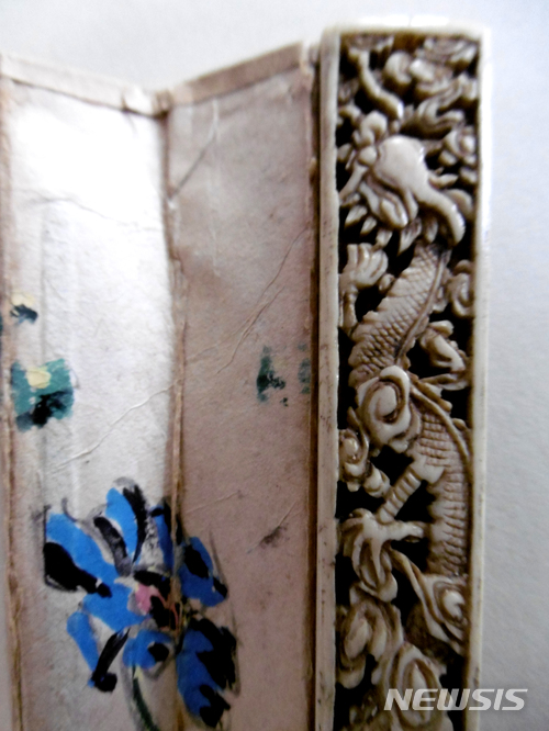 【나주=뉴시스】이창우 기자 = 28일 조선시대 최고의 부채로 극찬 받았지만 현재 명맥이 끊겨 국내에서는 찾아볼 수 없는 전남 나주(羅州)산&nbsp; 고급 부채가 이역만리 프랑스 파리에서 다수 발견돼 관심을 끌고 있다. 사진은 프랑스 파리부채박물관이 소장하고 있는 조선시대 나주에서 제작된 접선(摺扇·접었다 폈다가 가능한 부채). 부채 세로 바깥면 마감재로 상아 잣대가 사용됐다. 2018.05.28. (사진=나주시천연염색문화재단 제공) lcw@newsis.com