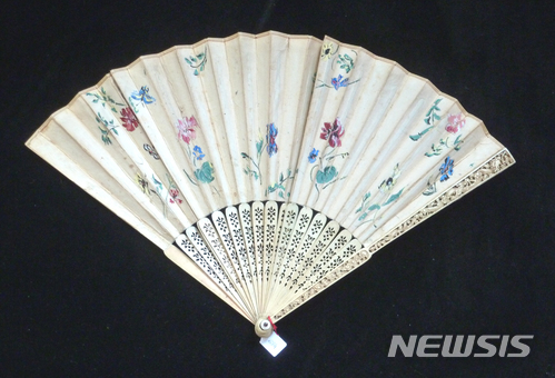 【나주=뉴시스】이창우 기자 = 28일 조선시대 최고의 부채로 극찬 받았지만 현재 명맥이 끊겨 국내에서는 찾아볼 수 없는 전남 나주(羅州)산&nbsp; 고급 부채가 이역만리 프랑스 파리에서 다수 발견돼 관심을 끌고 있다. 사진은 프랑스 파리부채박물관이 소장하고 있는 조선시대 나주에서 제작된 접선(摺扇·접었다 폈다가 가능한 부채). 2018.05.28. (사진=나주시천연염색문화재단 제공) lcw@newsis.com
