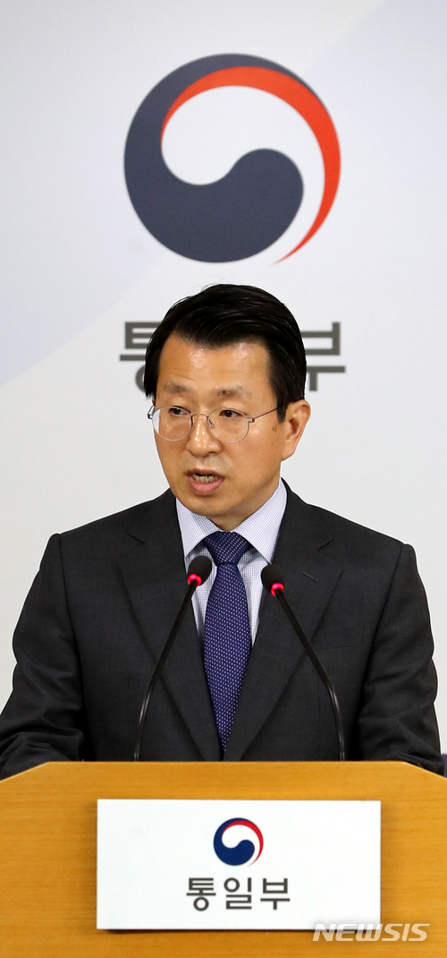 【서울=뉴시스】박주성 기자 = 백태현 통일부 대변인이 28일 오전 서울 세종로 정부서울청사 브리핑룸에서 정례브리핑을 하고 있다. 2018.05.28. park7691@newsis.com