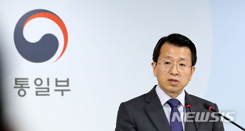 【서울=뉴시스】박주성 기자 = 백태현 통일부 대변인이 28일 오전 서울 세종로 정부서울청사 브리핑룸에서 정례브리핑을 하고 있다.&nbsp; 이날 백 대변인은 "지난 주말 정상회담에서 두 정상은 4월 27일 판문점선언의 조속한 이행을 재확인을 했다"며 "이를 위해 고위급회담을 6월 1일 개최를 하고, 그다음 군사적 긴장완화를 위한 군사당국자회담과 이산가족 상봉을 위한 적십자회담을 연이어 갖기로 합의한 바 있다"고 밝혔다. 2018.05.28.&nbsp; park7691@newsis.com