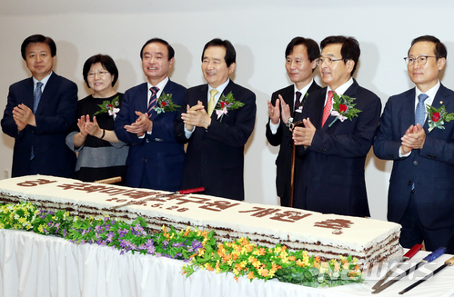 【서울=뉴시스】이종철 기자&nbsp; = 28일 서울 여의도 국회 의원회관 대회의실에서 열린 국회미래연구원 개원식에 참석한 오른쪽부터 더불어민주당 홍영표 원내대표, 심재철 국회부의장, 박진 원장, 정세균 국회의장, 민주평화당 장병완 원내대표를 비롯한 참석자들이 축하 떡케이크를 자른뒤 박수를 치고 있다. 2018.05.28.&nbsp; jc4321@newsis.com