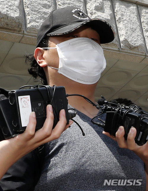 【서울=뉴시스】이영환 기자 = 강남의 한 오피스텔에서 경비원 2명을 살해한 혐의로 체포된 강모씨가 28일 오후 서울 강남구 수서경찰서에서 구속 전 피의자 심문(영장실질심사)를 받기 위해 법원으로 이동하고 있다.강씨는 지난 26일 오후 9시께 서울 강남구 세곡동 오피스텔 관리사무소에서 60대 경비원 A씨와 B씨를 흉기로 수차례 찔러 숨지게 한 혐의를 받고 있다. 2018.05.28.&nbsp; 20hwan@newsis.com