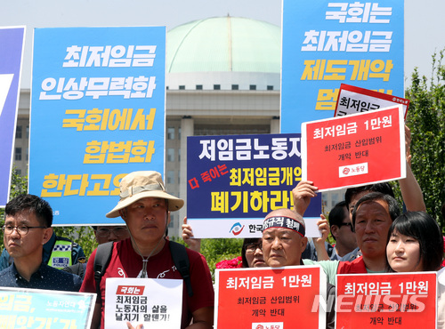 【서울=뉴시스】박영태 기자 = 28일 오후 서울 영등포구 여의도 국회 앞에서 개악 최저임금법 폐기 촉구 최저임금연대-민중공동행동-시민사회단체연대회의가 공동 기자회견을 하고 있다. 2018.05.28.since1999@newsis.com