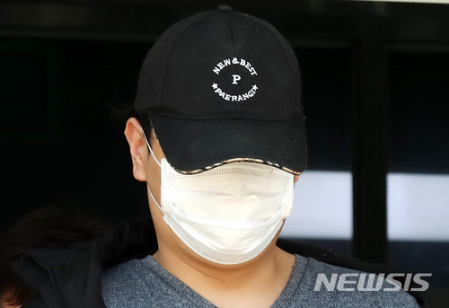 【서울=뉴시스】이영환 기자 = 강남의 한 오피스텔에서 경비원 2명을 살해한 혐의로 체포된 강모씨가 28일 오후 서울 강남구 수서경찰서에서 구속 전 피의자 심문(영장실질심사)를 받기 위해 법원으로 이동하고 있다.강씨는 지난 26일 오후 9시께 서울 강남구 세곡동 오피스텔 관리사무소에서 60대 경비원 A씨와 B씨를 흉기로 수차례 찔러 숨지게 한 혐의를 받고 있다. 2018.05.28. 20hwan@newsis.com