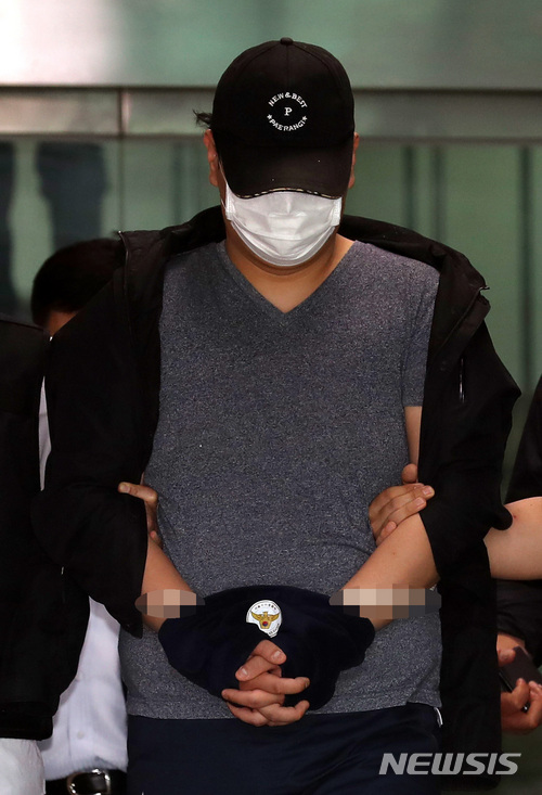 【서울=뉴시스】이영환 기자 = 강남의 한 오피스텔에서 경비원 2명을 살해한 혐의로 체포된 강모씨가 28일 오후 서울 강남구 수서경찰서에서 구속 전 피의자 심문(영장실질심사)를 받기 위해 법원으로 이동하고 있다.강씨는 지난 26일 오후 9시께 서울 강남구 세곡동 오피스텔 관리사무소에서 60대 경비원 A씨와 B씨를 흉기로 수차례 찔러 숨지게 한 혐의를 받고 있다. 2018.05.28. 20hwan@newsis.com