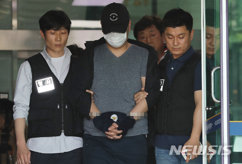 【서울=뉴시스】이영환 기자 = 강남의 한 오피스텔에서 경비원 2명을 살해한 혐의로 체포된 강모씨가 28일 오후 서울 강남구 수서경찰서에서 구속 전 피의자 심문(영장실질심사)를 받기 위해 법원으로 이동하고 있다.강씨는 지난 26일 오후 9시께 서울 강남구 세곡동 오피스텔 관리사무소에서 60대 경비원 A씨와 B씨를 흉기로 수차례 찔러 숨지게 한 혐의를 받고 있다. 2018.05.28. 20hwan@newsis.com