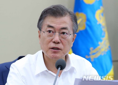 【서울=뉴시스】전신 기자 = 문재인 대통령이 28일 청와대 여민관에서 열린 수석보좌관회의에서 모두발언하고 있다. 2018.05.28.&nbsp; photo1006@newsis.com