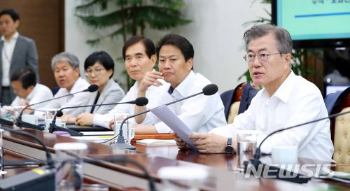 【서울=뉴시스】전신 기자 = 문재인 대통령이 28일 청와대 여민관에서 열린 수석보좌관회의에서 모두발언하고 있다. 2018.05.28. photo1006@newsis.com