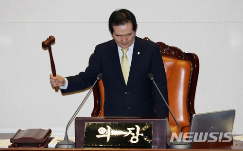 【서울=뉴시스】홍효식 기자 = 28일 오후 서울 여의도 국회 본회의장에서 열린 제360회 국회(임시회) 제5차 본회의에서 정세균 국회의장이 의사봉을 두드리며 개의를 알리고 있다. 2018.05.28.&nbsp; yesphoto@newsis.com