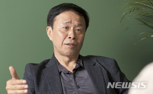 【광주=뉴시스】류형근 기자 = 광주시립극단 나상만 신임 예술감독은 28일 오후 광주 북구 한 식당에서 기자들과 만나 "광주만의 색깔이 담긴 킬러콘텐츠를 만들겠다"고 포부를 밝혔다. 2018.05.28. (사진=광주시립극단 제공) photo@newsis.com