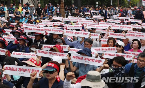 【서울=뉴시스】고승민 기자 = 전국민주노동조합총연맹이 28일 오후 서울 여의도 국회 앞에서 '국회 최저임금법 개악 저지! 5.28 민주노총 총파업대회'를 열고 구호를 외치고 있다. 2018.05.28. kkssmm99@newsis.com