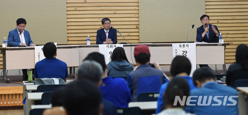 【수원=뉴시스】이정선 기자 = 강경식 바른미래당 수원시장 후보가 28일 경기 수원 경기도여성비전센터에서 뉴시스경기남부본부와 수원시민단체협의회, 수원2018지방선거100과제위원회 공동주최로 열린 제7회 전국동시지방선거 수원시장 후보자초청 정책토론회에서 토론을 벌이고 있다. 2018.05.28. ppljs@newsis.com