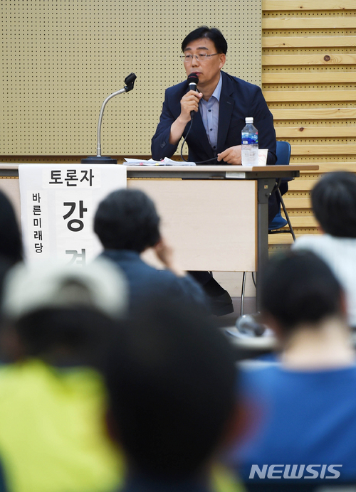 【수원=뉴시스】이정선 기자 = 강경식 바른미래당 수원시장 후보가 28일 경기 수원 경기도여성비전센터에서 뉴시스경기남부본부와 수원시민단체협의회, 수원2018지방선거100과제위원회 공동주최로 열린 제7회 전국동시지방선거 수원시장 후보자초청 정책토론회에서 토론을 벌이고 있다. 2018.05.28. ppljs@newsis.com