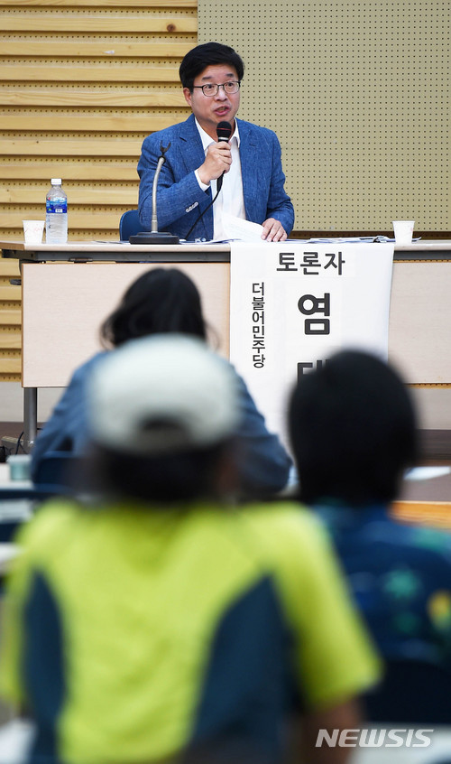 【수원=뉴시스】이정선 기자 = 염태영 더불어민주당 수원시장 후보가 28일 경기 수원 경기도여성비전센터에서 뉴시스경기남부본부와 수원시민단체협의회, 수원2018지방선거100과제위원회 공동주최로 열린 제7회 전국동시지방선거 수원시장 후보자초청 정책토론회에서 토론을 벌이고 있다. 2018.05.28. ppljs@newsis.com