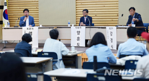 【수원=뉴시스】이정선 기자 = 염태영 더불어민주당 수원시장 후보가 28일 경기 수원 경기도여성비전센터에서 뉴시스경기남부본부와 수원시민단체협의회, 수원2018지방선거100과제위원회 공동주최로 열린 제7회 전국동시지방선거 수원시장 후보자초청 정책토론회에서 토론을 벌이고 있다. 2018.05.28. ppljs@newsis.com