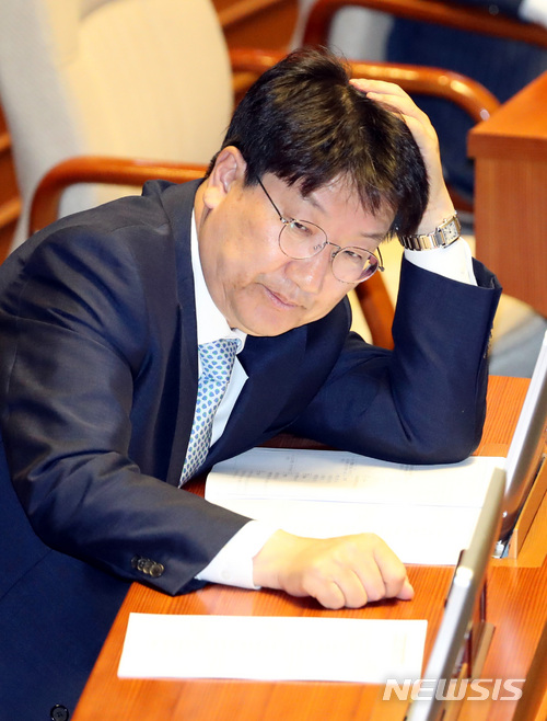 【서울=뉴시스】박영태 기자 = 28일 오후 서울 영등포구 여의도 국회 본회의장에서 진행된 제360회 국회(임시회) 제5차 본회의에 권성동 의원이 참석해 자리에 앉아 있다. 2018.05.28.&nbsp; since1999@newsis.com