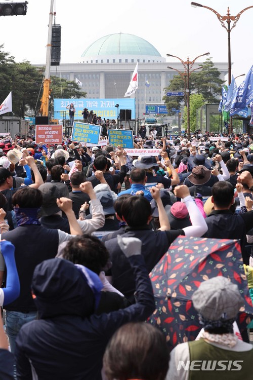 【서울=뉴시스】고승민 기자 = 전국민주노동조합총연맹이 28일 오후 서울 여의도 국회 앞에서 '국회 최저임금법 개악 저지! 5.28 민주노총 총파업대회'를 열고 구호를 외치고 있다. 2018.05.28. kkssmm99@newsis.com