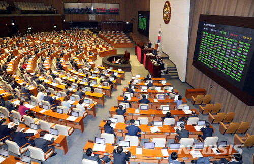 【서울=뉴시스】박영태 기자 = 28일 오후 서울 영등포구 여의도 국회 본회의장에서 진행된 제360회 국회(임시회) 제5차 본회의에서 물관리 기본법안(대안)이 가결되고 있다.&nbsp; 2018.05.28. since1999@newsis.com