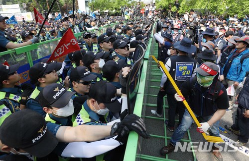 【서울=뉴시스】고승민 기자 = 전국민주노동조합총연맹이 28일 오후 서울 여의도 국회 앞에서 '국회 최저임금법 개악 저지! 5.28 민주노총 총파업대회'를 열고 국회로 향하기 위해 경찰 펜스를 흔들고 있다. 2018.05.28.&nbsp; kkssmm99@newsis.com