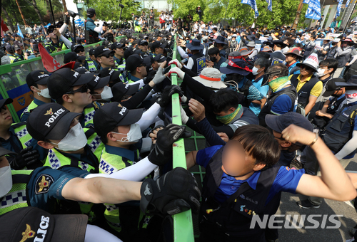 【서울=뉴시스】고승민 기자 = 전국민주노동조합총연맹이 28일 오후 서울 여의도 국회 앞에서 '국회 최저임금법 개악 저지! 5.28 민주노총 총파업대회'를 열고 국회로 향하기 위해 경찰 펜스를 흔들고 있다. 한 참가자가 경찰을 향해 주먹질을 하고 있다. 2018.05.28.&nbsp; kkssmm99@newsis.com
