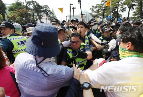 【서울=뉴시스】고승민 기자 = 전국민주노동조합총연맹이 28일 오후 서울 여의도 국회 앞에서 '국회 최저임금법 개악 저지! 5.28 민주노총 총파업대회'를 열고 국회로 향하려다 경찰과 몸싸움을 벌이고 있다.. 2018.05.28. kkssmm99@newsis.com