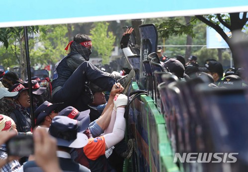 【서울=뉴시스】고승민 기자 = 전국민주노동조합총연맹이 28일 오후 서울 여의도 국회 앞에서 '국회 최저임금법 개악 저지! 5.28 민주노총 총파업대회'를 열고 국회로 향하기 위해 경찰 펜스를 흔들고 있다. 2018.05.28. kkssmm99@newsis.com