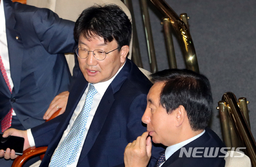 【서울=뉴시스】이종철 기자&nbsp; = 28일 오후 서울 여의도 국회 본회의장에서 자유한국당 김성태 원내대표와 권성동&nbsp; 의원이 심각하게 의견을 나누고 있다. 2018.05.28.&nbsp; jc4321@newsis.com