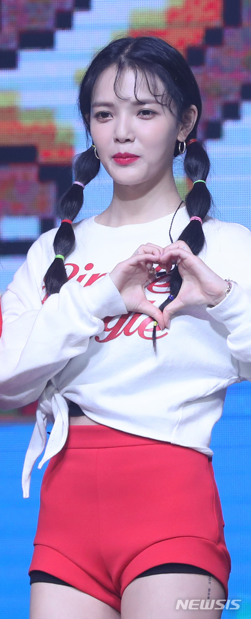 [서울=뉴시스] 그룹 'AOA' 지민이 28일 서울 광진구 예스24라이브홀에서 열린 다섯 번째 미니앨범 ‘빙글뱅글(BINGLE BANGLE)’발매 쇼케이스에서 포즈를 취하고 있다. 2018.05.28.&nbsp; chocrystal@newsis.com