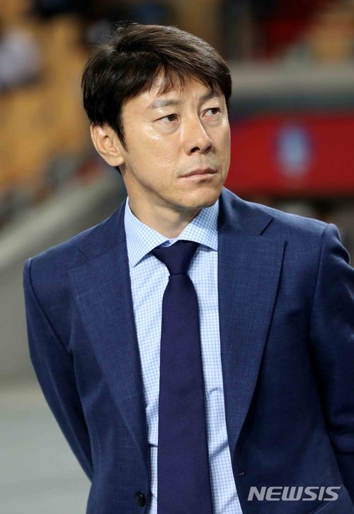 【대구=뉴시스】고범준 기자 = 2018 러시아월드컵을 앞둔 28일 오후 대구 수성구 대구스타디움에서 열린 축구 국가대표 평가전 대한민국-온두라스의 경기, 한국 신태용 감독이 그라운드를 바라보고 있다. 2018.05.28. bjko@newsis.com