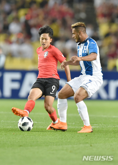 【대구=뉴시스】우종록 기자 = 2018 러시아월드컵을 앞둔 28일 오후 대구시 수성구 대구스타디움 월드컵경기장에서 열린 축구 국가대표 평가전 대한민국과 온두라스의 경기, 전반 대한민국 이승우가 패스하고 있다. 2018.05.28.&nbsp; wjr@newsis.com