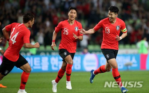 【대구=뉴시스】고범준 기자 = 2018 러시아월드컵을 앞둔 28일 오후 대구 수성구 대구스타디움에서 열린 축구 국가대표 평가전 대한민국-온두라스의 경기, 한국 손흥민이 후반 골을 성공 시키고 동료들과 기뻐하고 있다. 2018.05.28. bjko@newsis.com