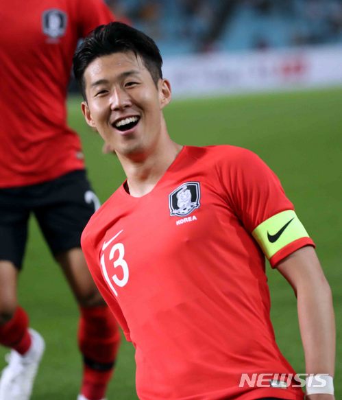 【대구=뉴시스】고범준 기자 = 2018 러시아월드컵을 앞둔 28일 오후 대구 수성구 대구스타디움에서 열린 축구 국가대표 평가전 대한민국-온두라스의 경기, 한국 손흥민이 후반 골을 성공 시키고 동료들과 기뻐하고 있다. 2018.05.28. bjko@newsis.com