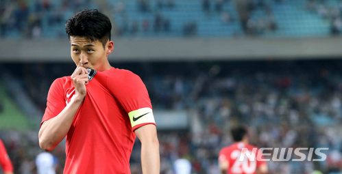 【대구=뉴시스】고범준 기자 = 2018 러시아월드컵을 앞둔 28일 오후 대구 수성구 대구스타디움에서 열린 축구 국가대표 평가전 대한민국-온두라스의 경기, 한국 손흥민이 골을 성공 시키고 관중들을 향해 세리머니를 하고 있다. 2018.05.28. bjko@newsis.com