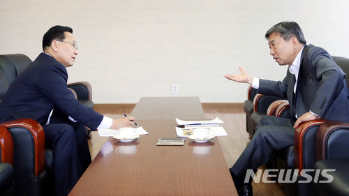 【서울=뉴시스】김진아 기자 = 김태기 단국대 경제학과 교수(왼쪽)가 28일 서울 중구 뉴시스 접견실에서 한국 경제의 위기 상황에 대해 김현호 뉴시스 상임고문과 인터뷰 하고 있다. 2018.05.30.&nbsp; bluesoda@newsis.com