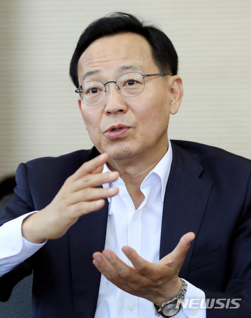 【서울=뉴시스】김진아 기자 = 김태기 단국대 경제학과 교수가 28일 서울 중구 뉴시스 접견실에서 한국 경제의 위기 상황에 대해 김현호 뉴시스 상임고문과 인터뷰 하고 있다. 2018.05.30.&nbsp; bluesoda@newsis.com