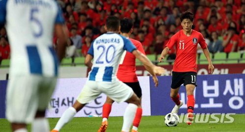 【대구=뉴시스】고범준 기자 = 2018 러시아월드컵을 앞둔 28일 오후 대구 수성구 대구스타디움에서 열린 축구 국가대표 평가전 대한민국-온두라스의 경기, 한국 이청용이 공격을 하고 있다. 2018.05.28. bjko@newsis.com