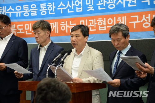 【전주=뉴시스】강인 기자 = 새만금도민회의 준비위원회는 29일 전북도의회 브리핑룸에서 기자회견을 열고 “지방선거 후보들이 새만금 사업 미래에 대해 부정적으로 전망했다”고 밝히고 있다. 2018.05.29kir1231@newsis.com