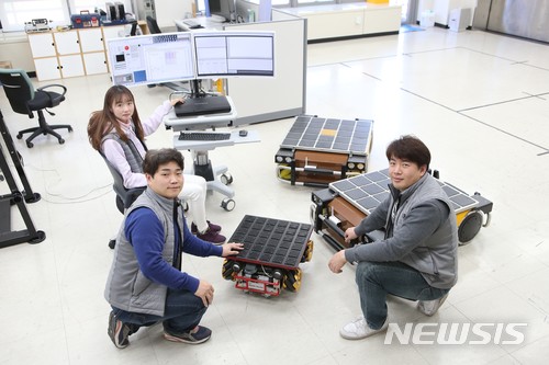 DGIST 협동로봇융합연구센터 연구원들이 전방향 자율주행이 가능한 협동이송로봇 및 관련 세부기술을 연구하고 있다.