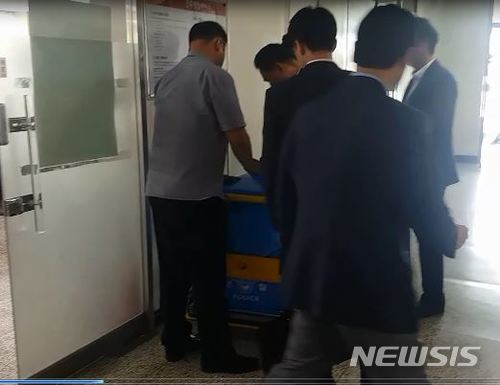 【서울=뉴시스】서울경찰청 지능범죄수사대가 지난해 6월13일 서울 중구청을 압수수색했다. 2018.05.30. (사진=서울경찰청 지능범죄수사대 제공)