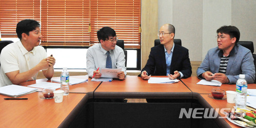 【광주=뉴시스】변재훈기자 = 6·13지방선거를 앞두고 뉴시스 광주·전남본부와 무등일보, 사랑방 뉴스룸이 지난 24일 전남지사 후보들의 지역현안 해법을 긴급 진단했다. 왼쪽부터 무등일보 선정태 차장, 뉴시스 광주·전남본부 배상현 부국장, 공진성 조선대 정치외교학과 교수, 김동헌 광주경실련 사무처장. 2018.05.29 photo@newsis.com