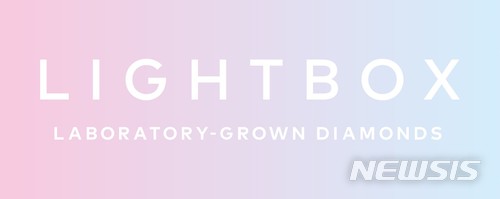 【서울=뉴시스】 영국 다이아몬드 업체 드비어스는 오는 9월 라이트박스(Lightbox)라는 이름의 합성 다이아몬드(lab-grown diamond) 주얼리 브랜드를 출시할 예정이라고 29일(현지시간) 밝혔다. 2018. 5.29