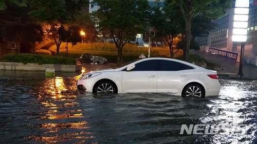 【구미=뉴시스】박홍식 기자 = 29일 오후 경북 구미시 일원에 시간당 40.4㎜의 폭우가 내린 가운데 시청 앞 왕복 8차선 도로가 침수돼 차량이 물에 잠겨 있다. 2018.05.29&nbsp; (사진=독자 제공) phs6431@newsis.com