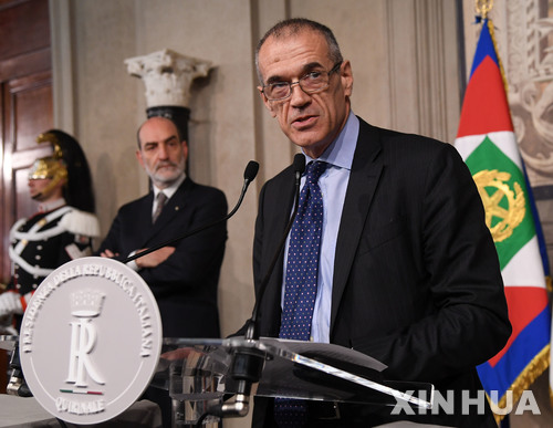 【로마=신화/뉴시스】세르조 마타렐라 이탈리아 대통령은 28일(현지시간) 국제통화기금(IMF) 고위직 출신의 경제학자 카를로 코타렐리(64)를 조기 총선까지 과도 내각을 이끌 총리로 공식 임명했다. 사진은 이날 코타렐리가 로마에서 기자회견을 갖고 있는 모습. 2018.05.29