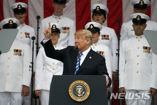 【알링턴(버지니아)=AP/뉴시스】도널드 트럼프 미국 대통령이 28일(현지시간) 미 버지니아주 알링턴 국립묘지에서 메모리얼데이를 맞아 열린 기념식에서 연설하고 있다. 2018.05.29. 