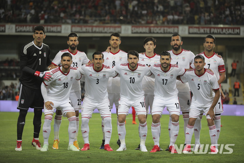 【이스탄불=AP/뉴시스】이란 축가 국가대표팀이 5월 28일(현지시간) 이스탄불에서 열린 터키와의 친선 경기에 앞서 사진을 촬영하고 있다. 2018.6.8.