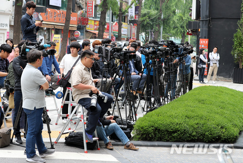 【서울=뉴시스】이영환 기자 = 29일 오전 서울 종로구의 한 호텔 앞에 취재진이 북미 정상회담 관련 미국 측 협상팀을 포착하기 위해 열띤 경쟁을 펼치고 있다. 북미 정상회담 의제조율을 위한 미국 측 협상팀 성김 주필리핀 미국 대사, 앨리슨 후커 백악관 국가안보회의(NSC) 한반도담당 보좌관, 랜들 슈라이버 미 국방부 아시아 태평양 담당 차관보 등은 이 호텔에 머무는 것으로 알려졌다. 2018.05.29. 20hwan@newsis.com 