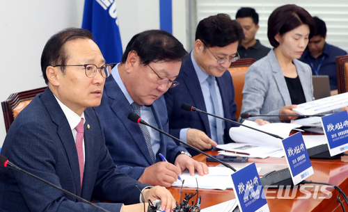 【서울=뉴시스】이종철 기자&nbsp; = 29일 서울 여의도 국회에서 열린 더불어민주당 원내대책회의에서 홍영표 원내대표가 모두발언을 하고 있다. 2018.05.29.&nbsp; jc4321@newsis.com
