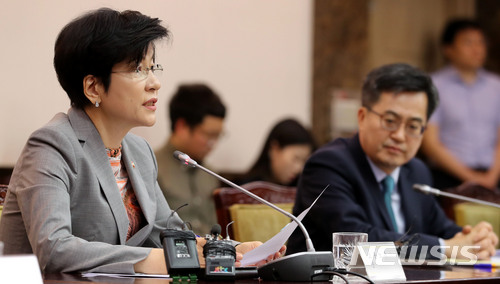 【서울=뉴시스】박주성 기자 = 최저임금법 개정안이 국회를 통과한 가운데 김영주 고용노동부 장관이 29일 오전 서울 세종로 정부서울청사에서 열린 산업경쟁력강화 관계장관회의에 참석해 최저임금법 개정안 통과와 관련해 발언을 하고 있다. 2018.05.29. park7691@newsis.com