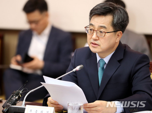 【서울=뉴시스】박주성 기자 = 김동연 경제부총리 겸 기획재정부 장관과 김영주 고용노동부 장관이 29일 오전 서울 세종로 정부서울청사에서 열린 산업경쟁력강화 관계장관회의에서 모두발언을 하고 있다. 2018.05.29. park7691@newsis.com