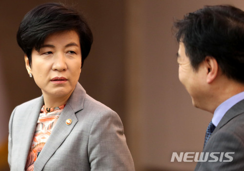 김영주 "기업들 안해보고 탄력근로제 6개월 무조건 주장"